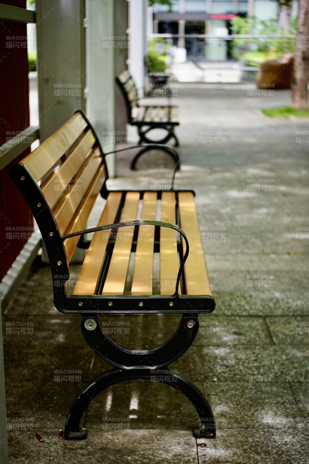 静谧街角的木质长椅图片