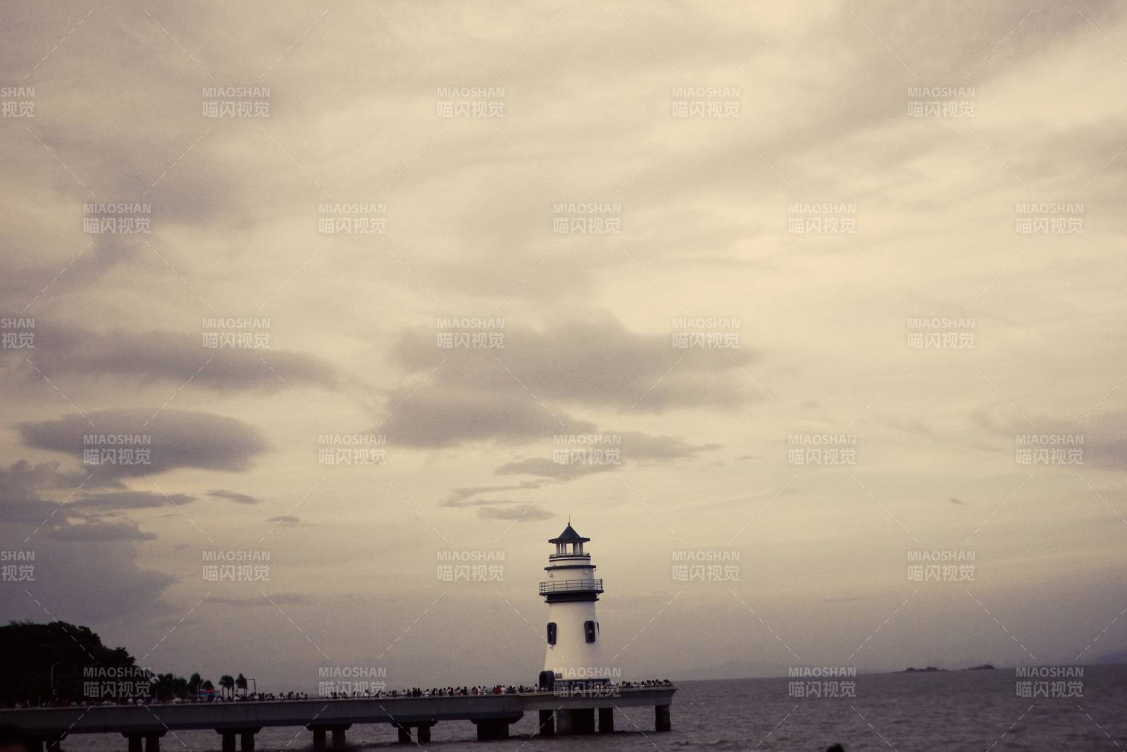 海边灯塔 傍晚云雾缭绕图片