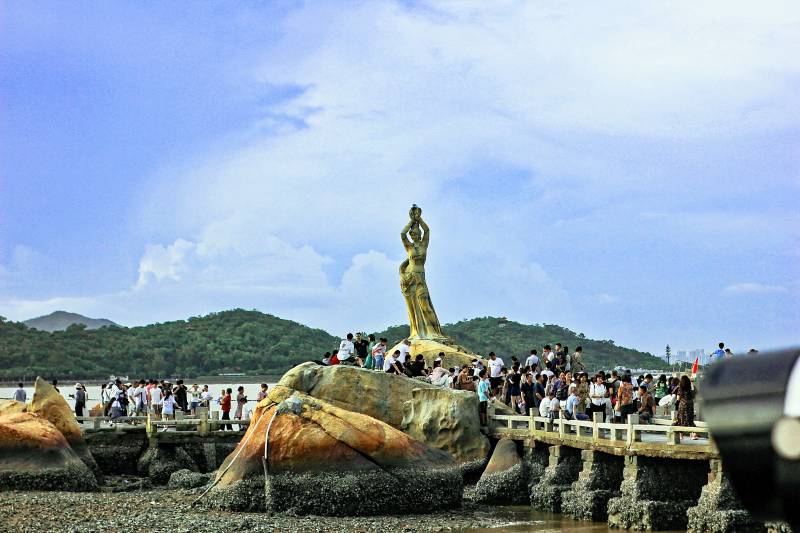 珠海渔女雕像与游客图片