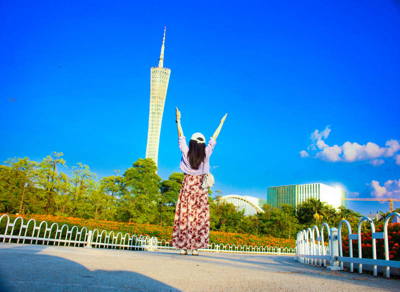 塔下欢歌 蓝天映衬心飞扬图片