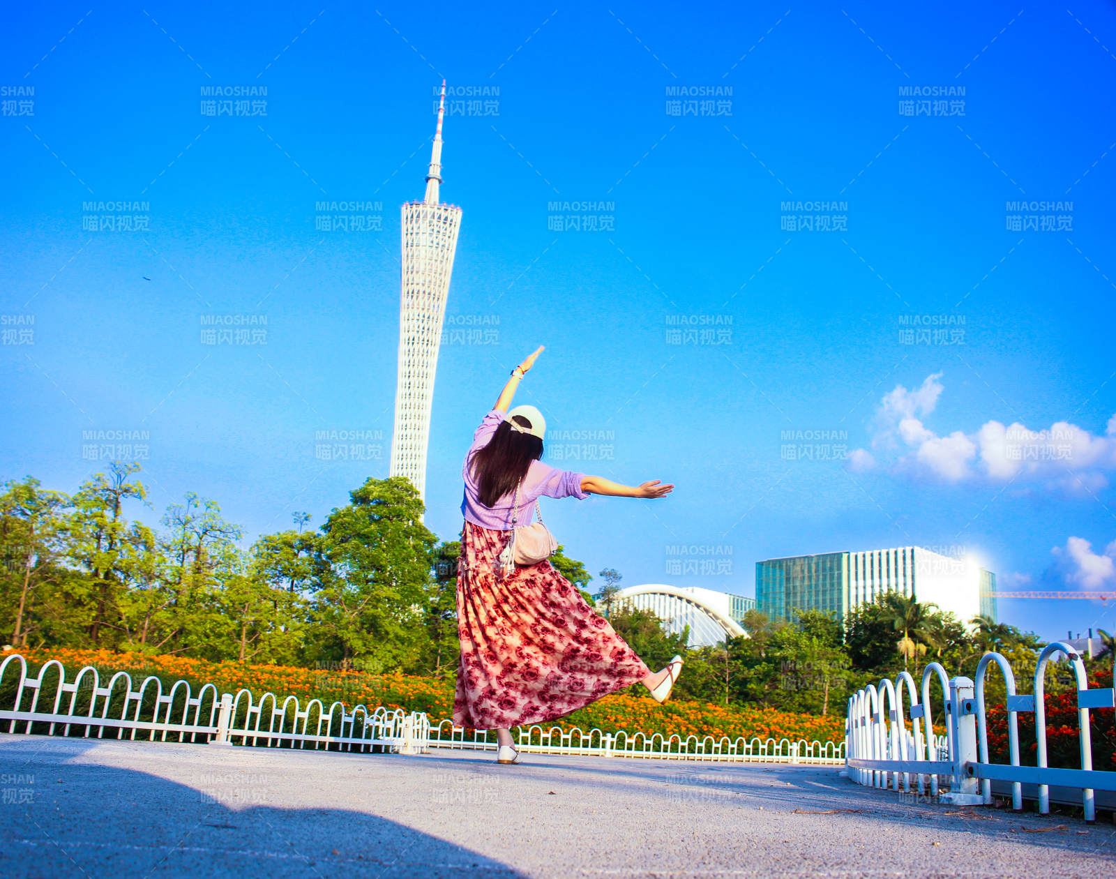 塔下舞影 蓝天映衬图片