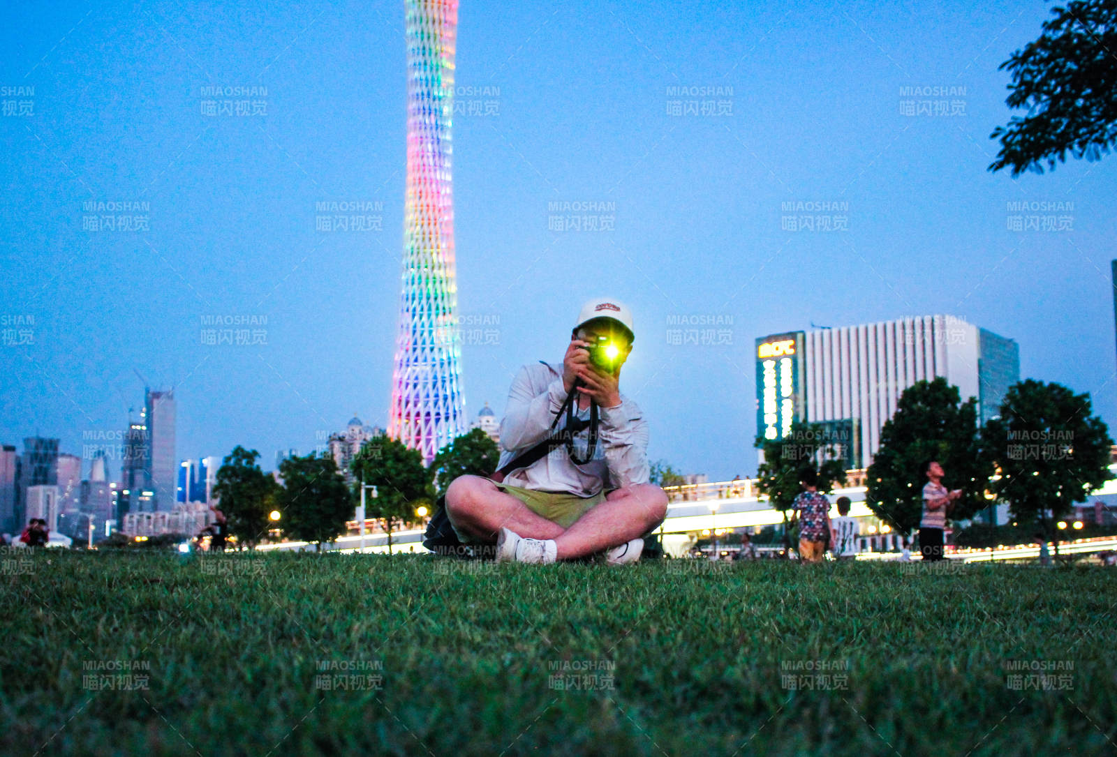 夜景下的摄影师图片