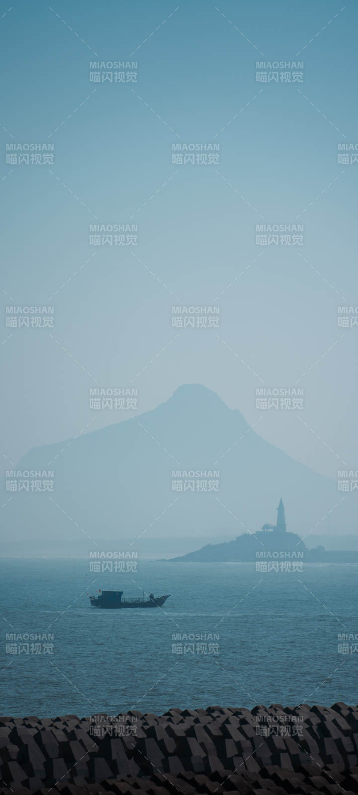 海山孤舟 静谧晨曦图片