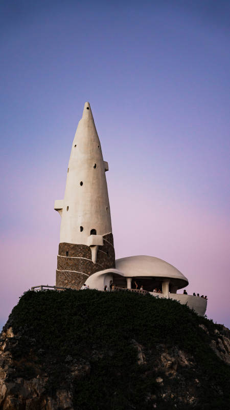 海边尖塔与圆顶建筑图片