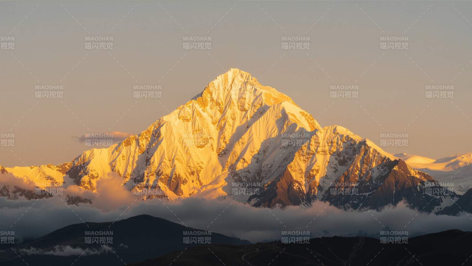 雪山日出 云海缭绕图片