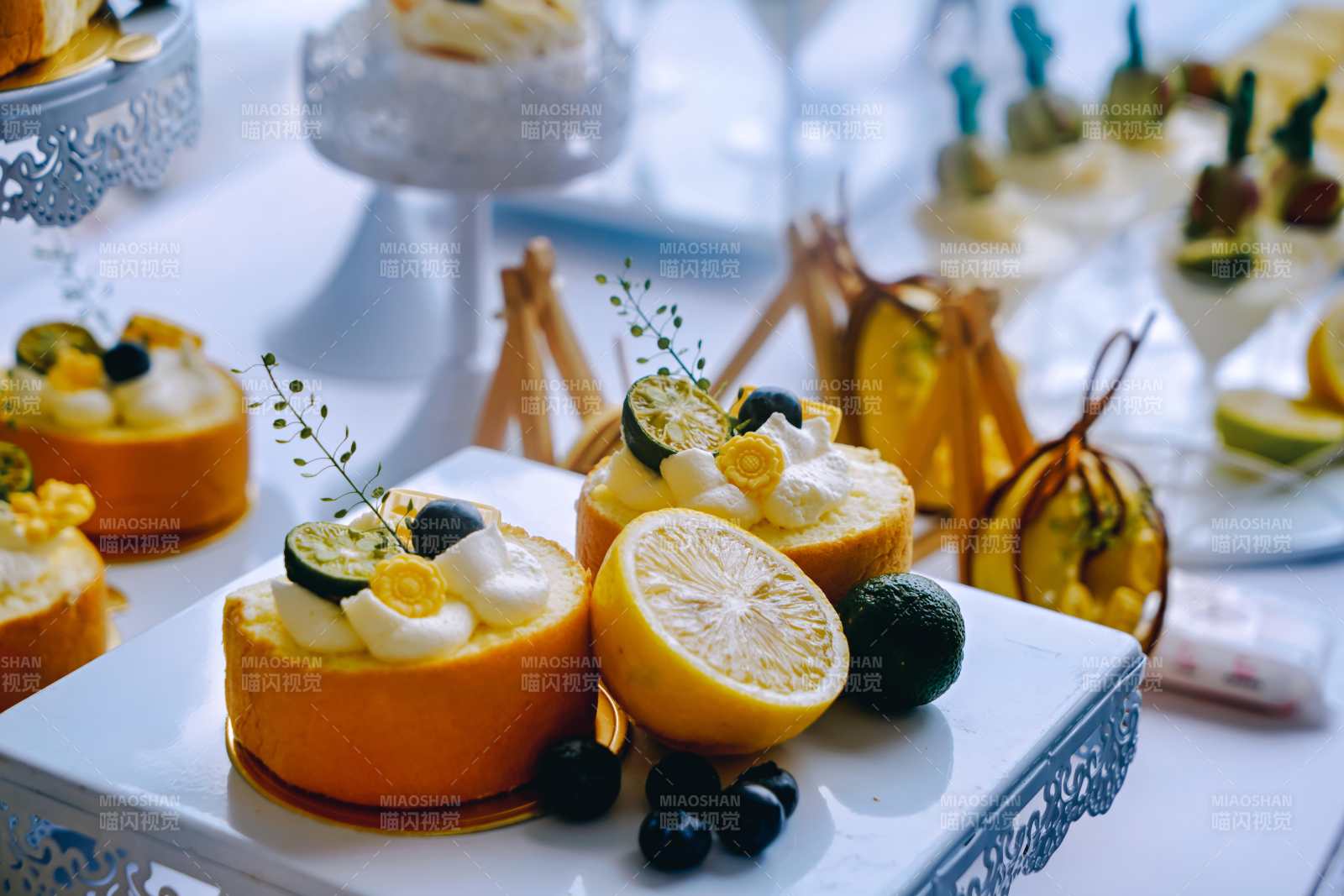 精致甜品与水果摆盘图片