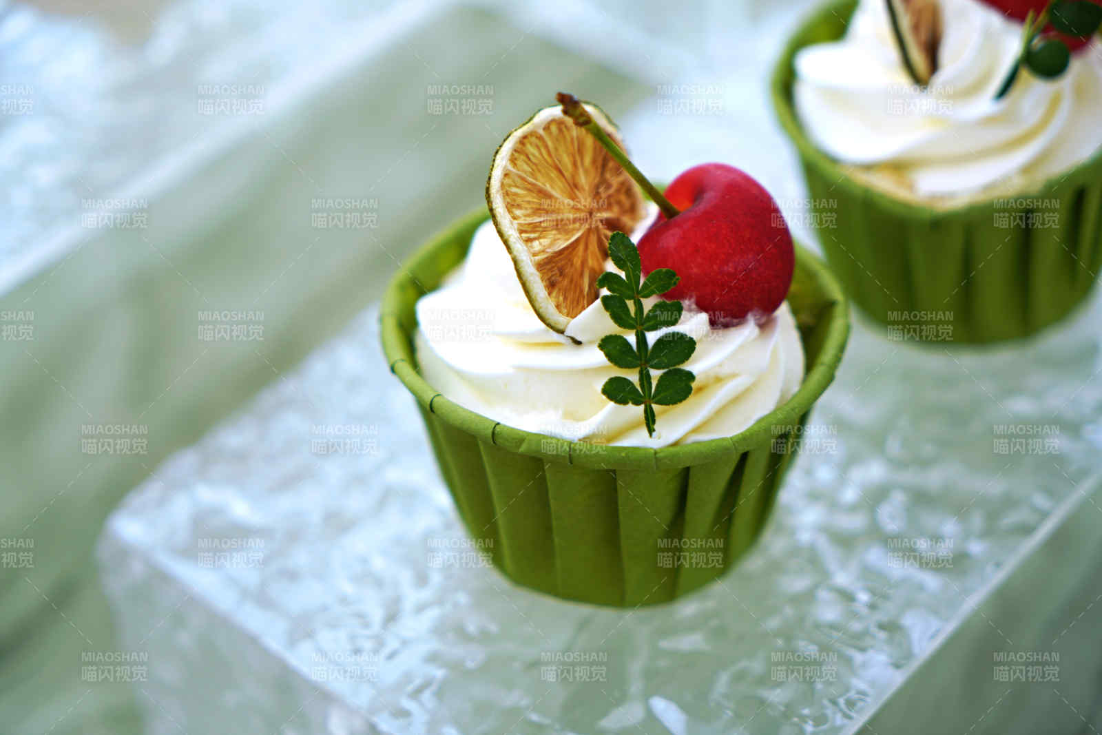 圣诞主题奶油纸杯蛋糕图片