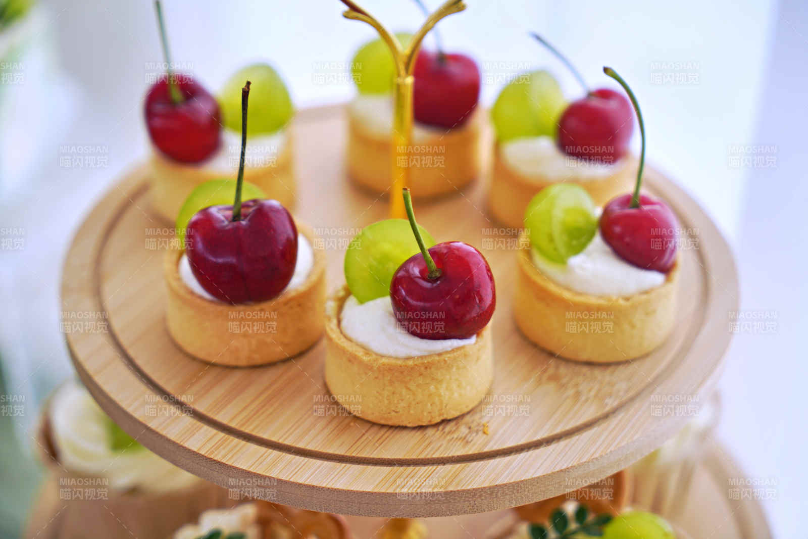 樱桃葡萄小挞点心盘图片