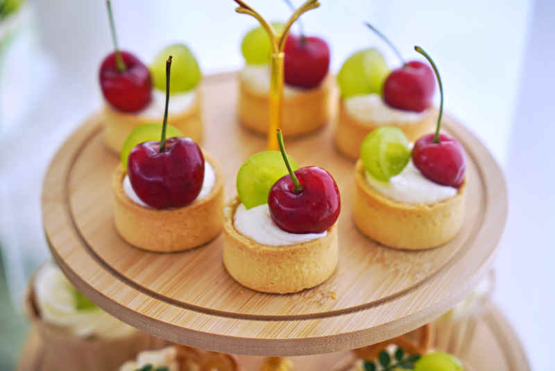 樱桃葡萄小挞点心盘图片