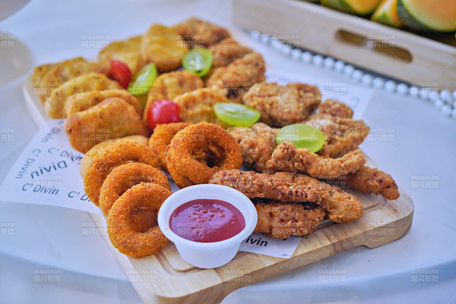 炸鸡拼盘配番茄酱图片