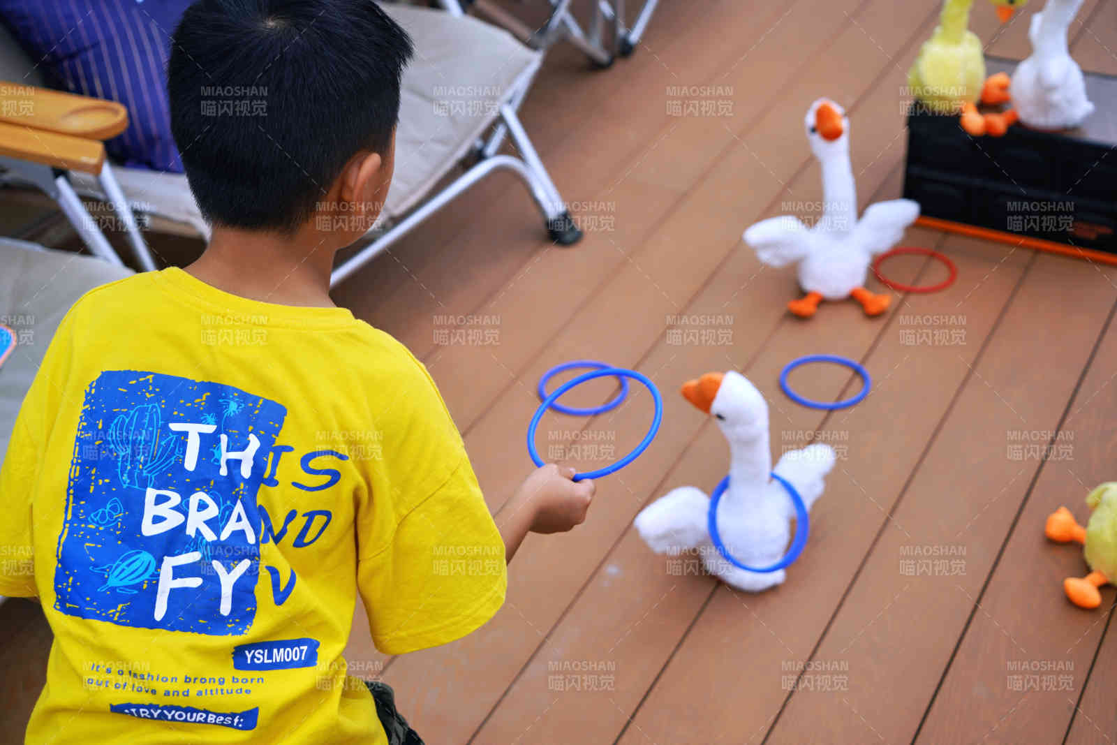 小男孩玩套圈游戏图片