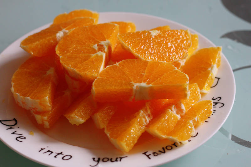 新鲜橙子切片盘中摆放图片