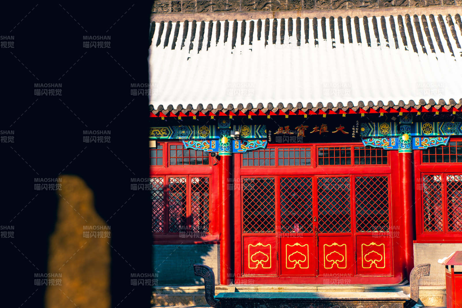 古建筑红门细节特写图片