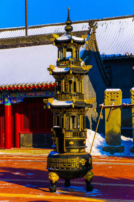 雪后寺庙香炉静谧景致图片