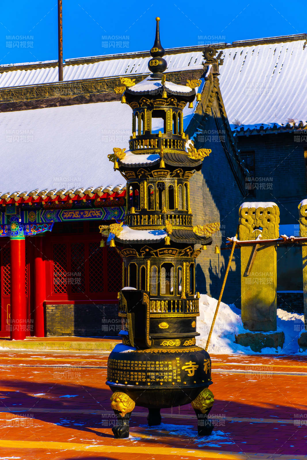 雪后寺庙香炉静谧景致图片