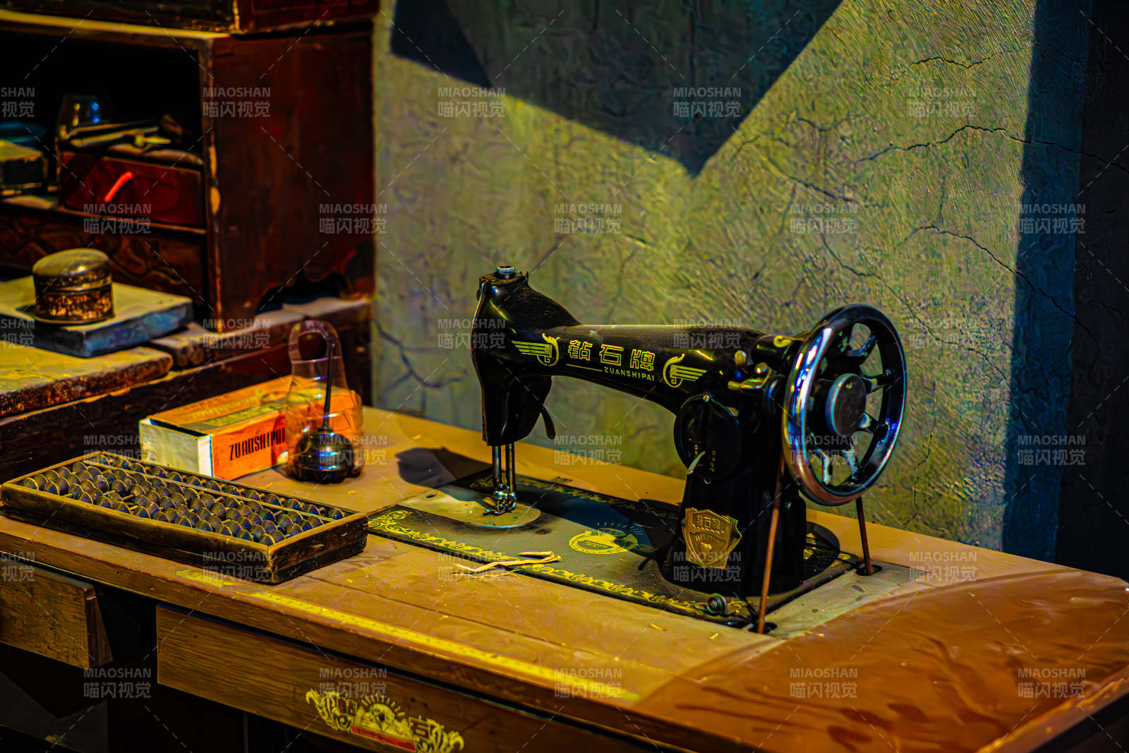 复古缝纫机与书桌图片