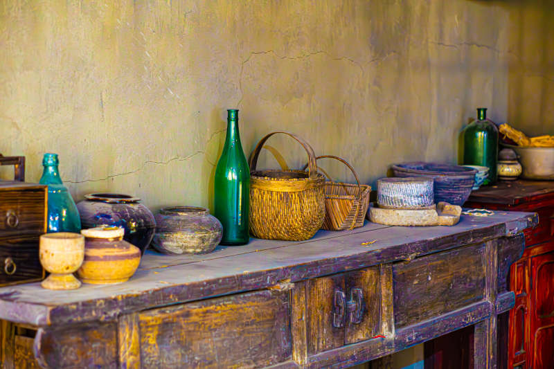 古朴木桌上的生活器具图片