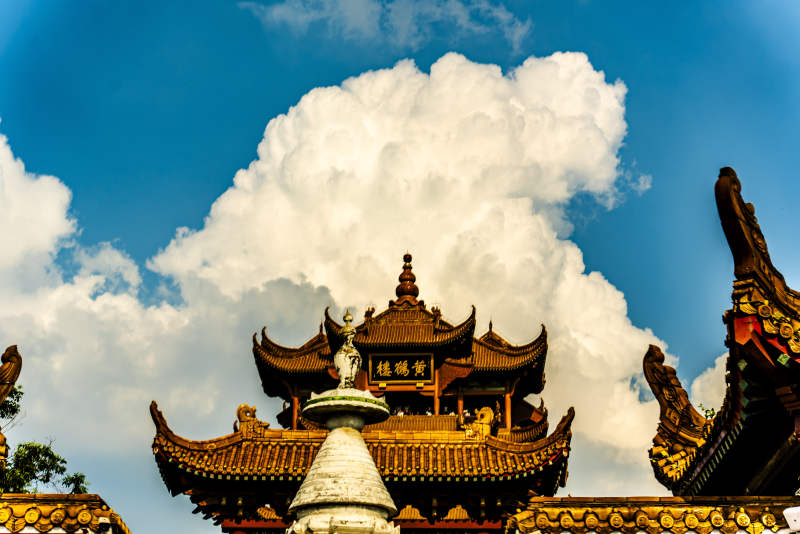 古寺云影映蓝天图片