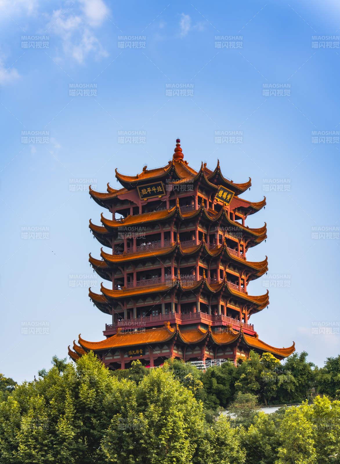 黄鹤楼巍峨耸立云端图片