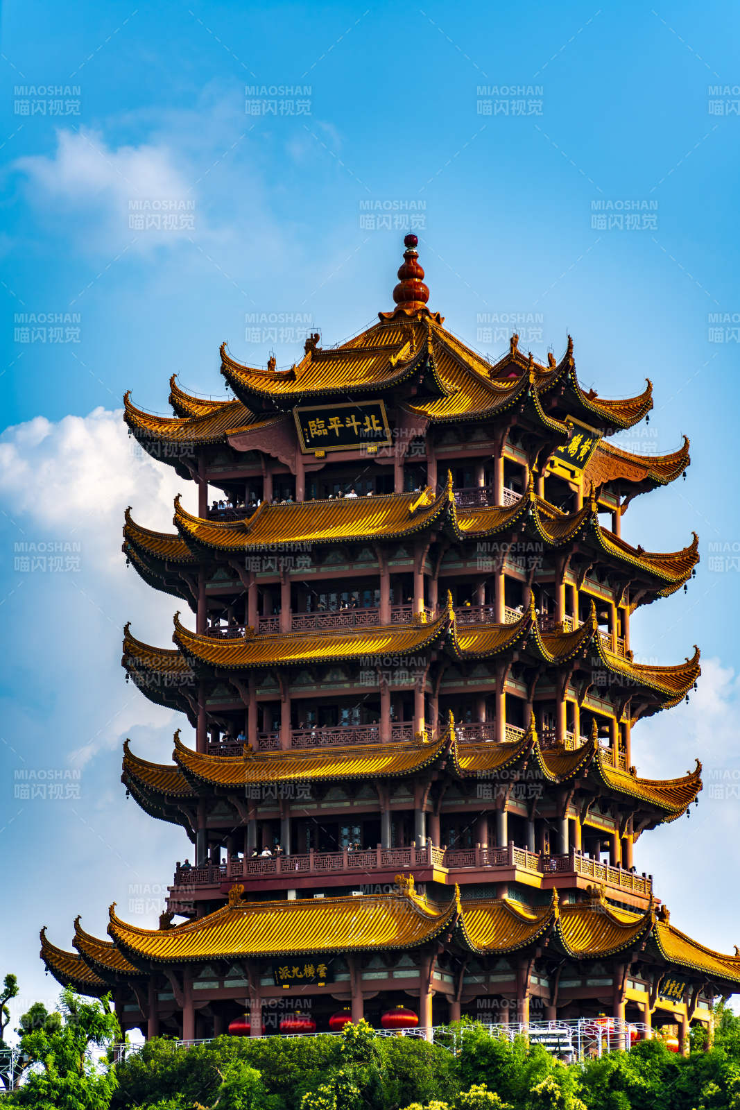 黄鹤楼巍峨耸立云端图片