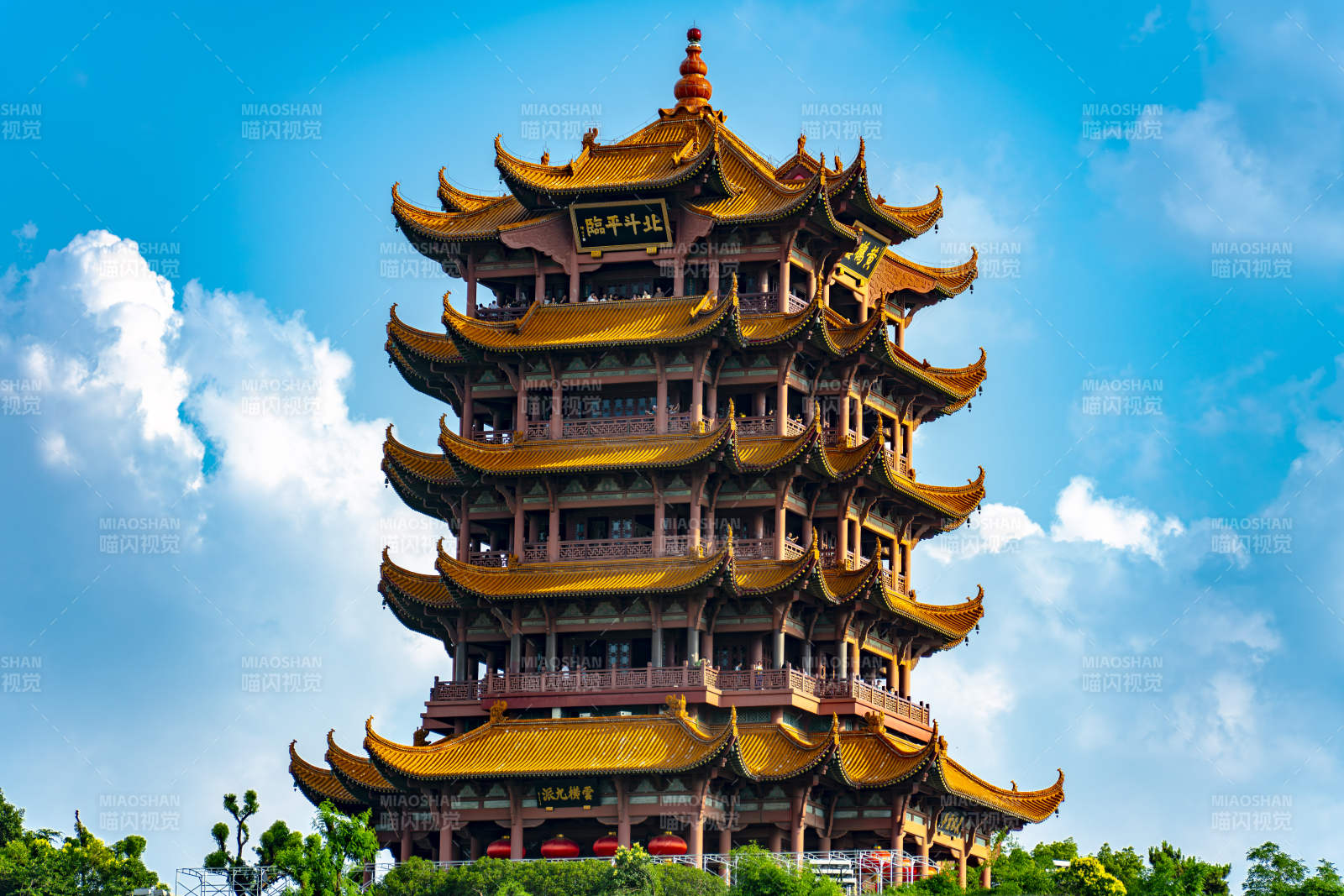 黄鹤楼巍峨耸立蓝天白云图片