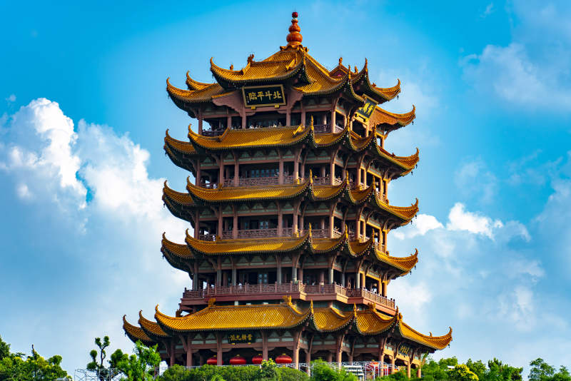 黄鹤楼巍峨耸立蓝天白云图片