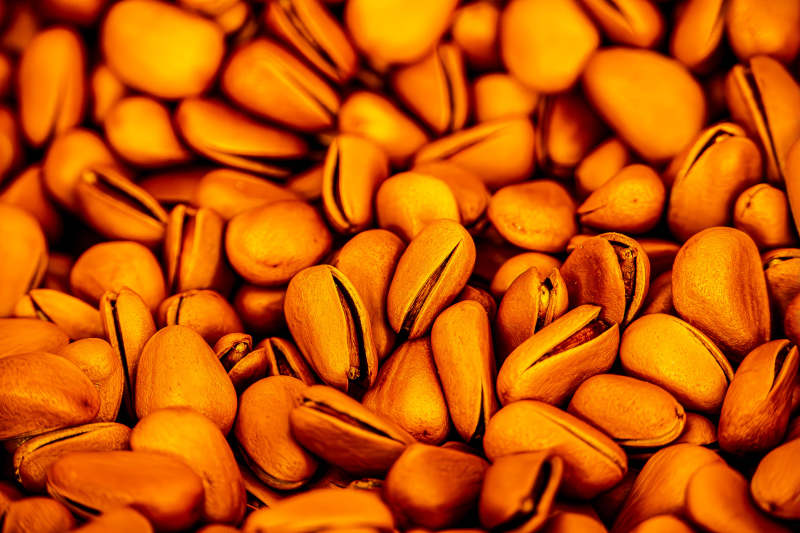 金黄色的松子堆叠图图片