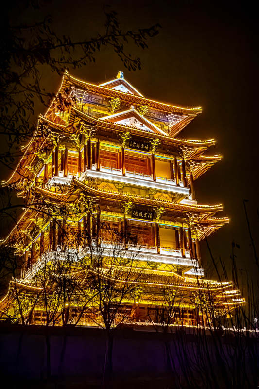 夜景古塔 灯火辉煌图片