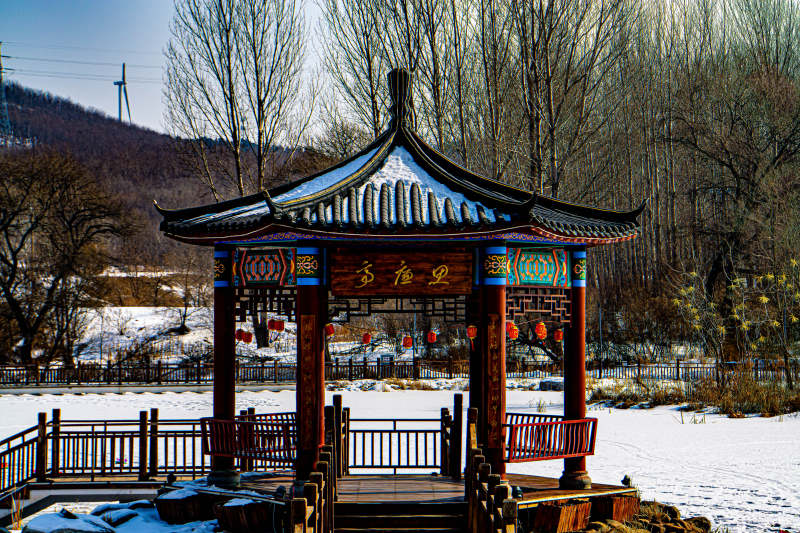 冬日雪景中的古亭图片