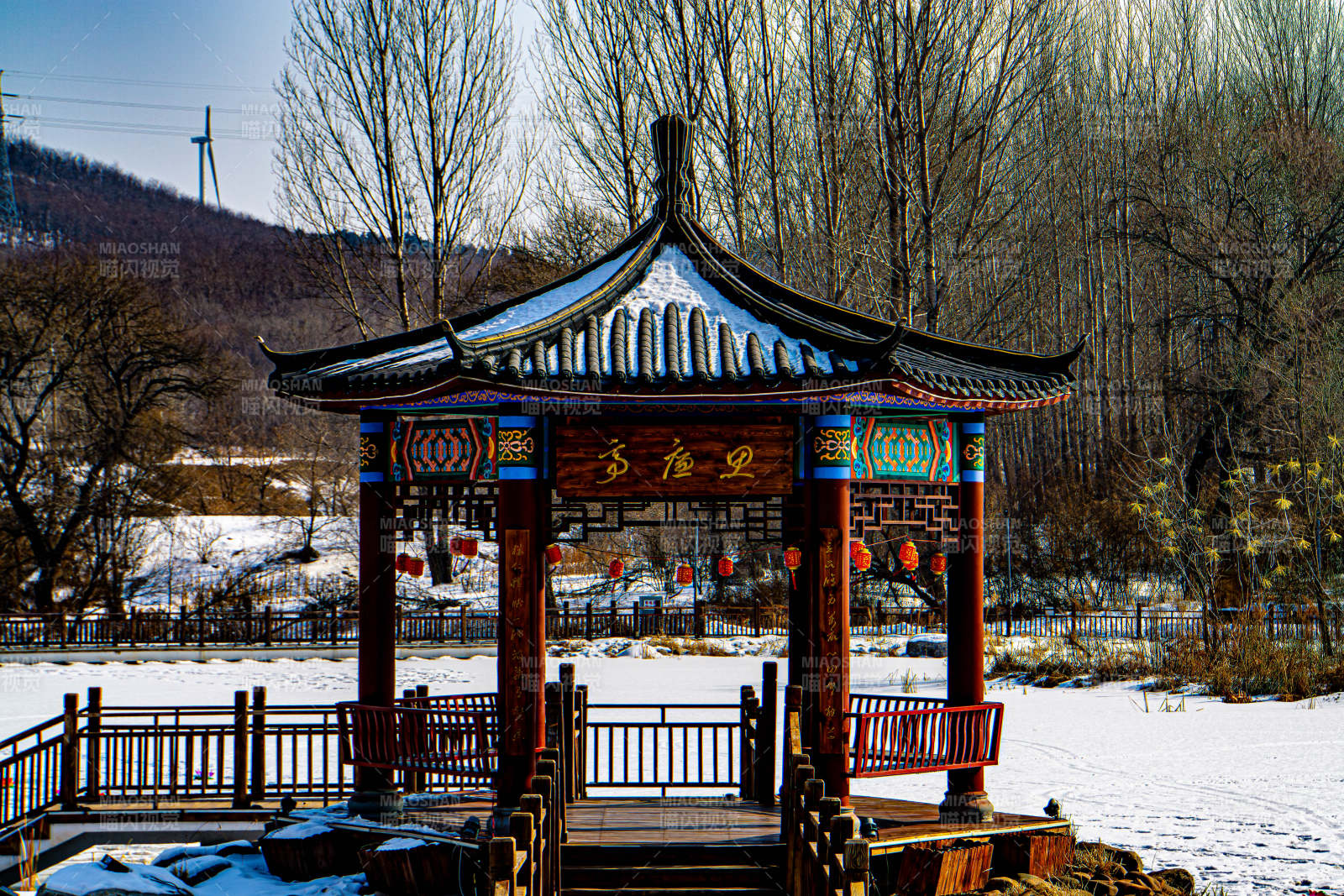 冬日雪景中的古亭图片