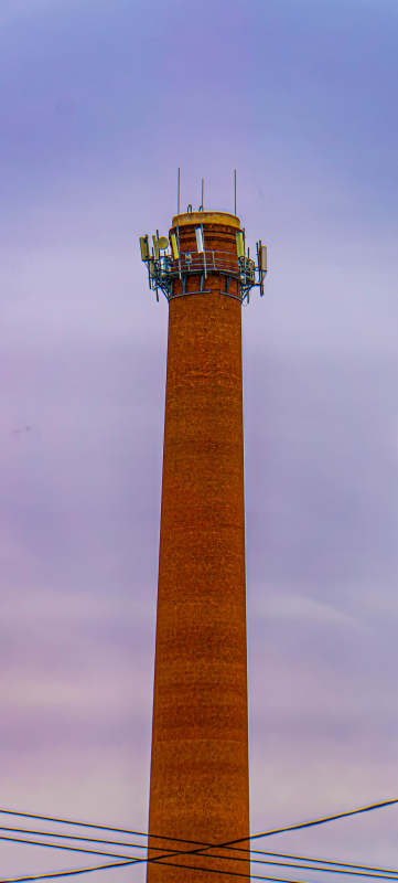 高耸的砖塔与天线图片