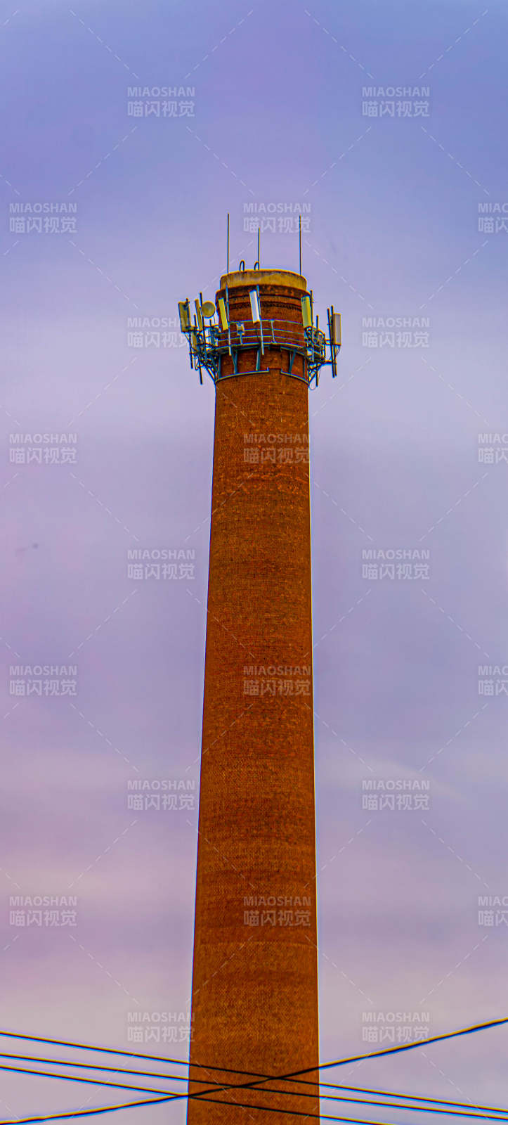高耸的砖塔与天线图片