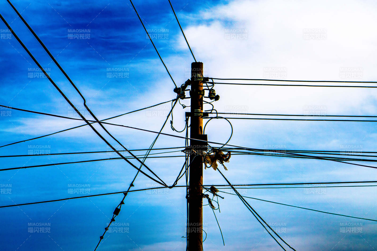 蓝天下的电线杆与云彩图片