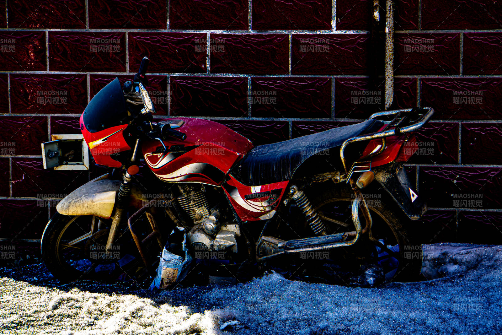红色摩托车停靠在墙边图片