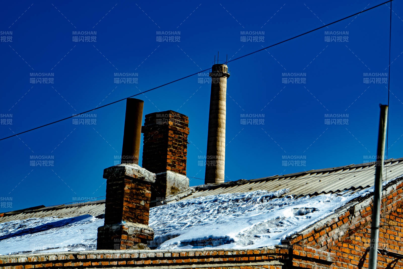 冬日屋顶与烟囱图片