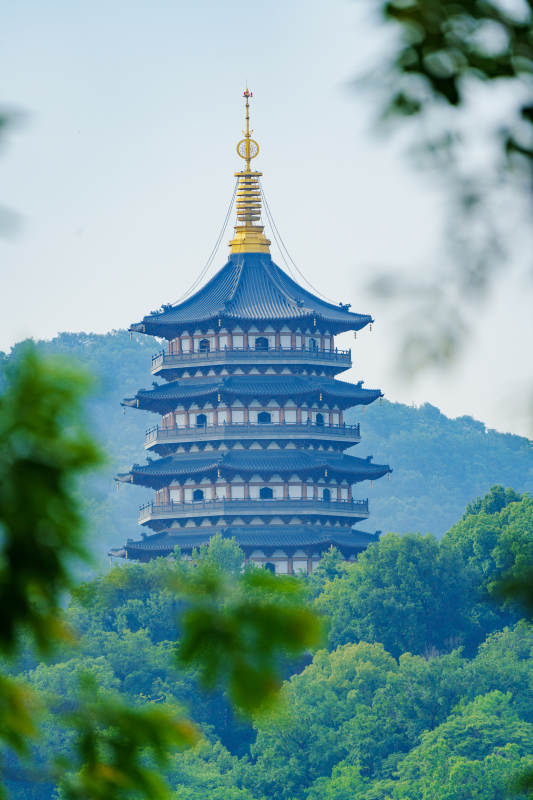 雷峰塔 古韵与自然的和谐图片