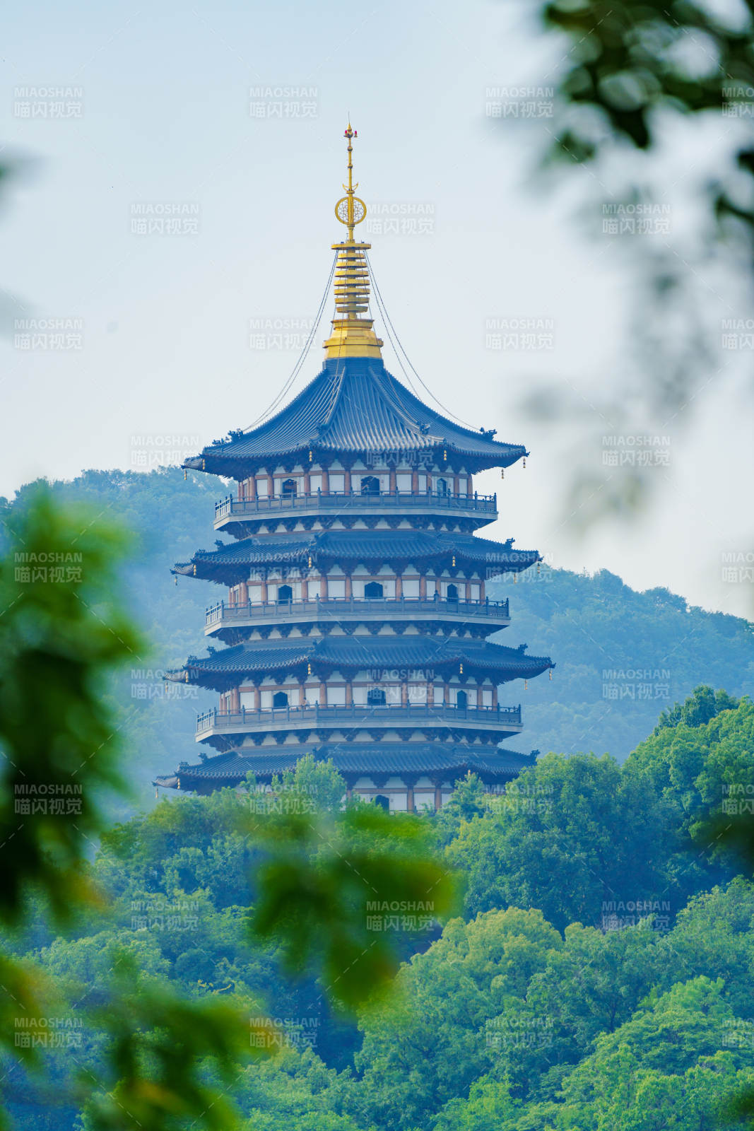 雷峰塔 古韵与自然的和谐图片