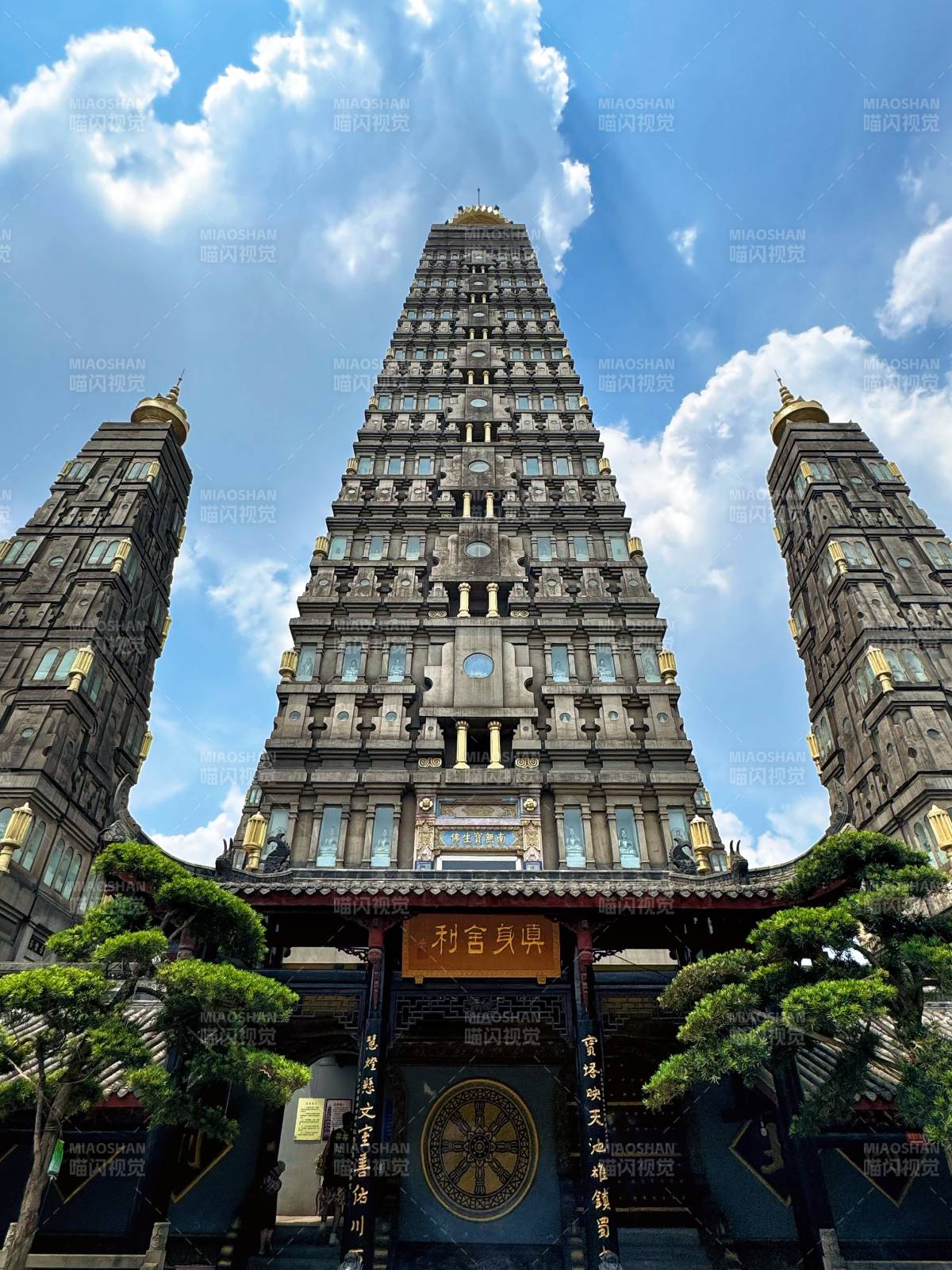 古塔巍峨 蓝天映衬图片