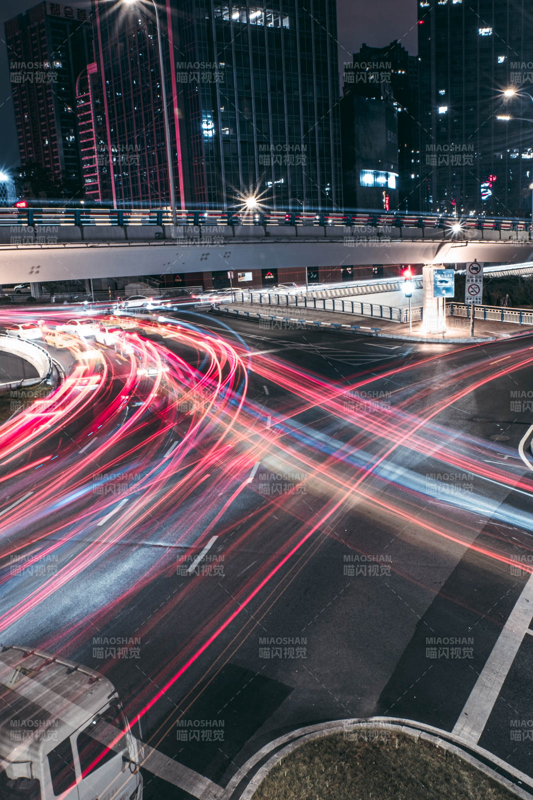 城市夜景车流光影交错图片