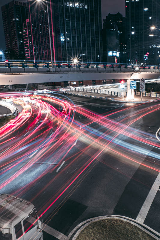 城市夜景车流光影交错图片