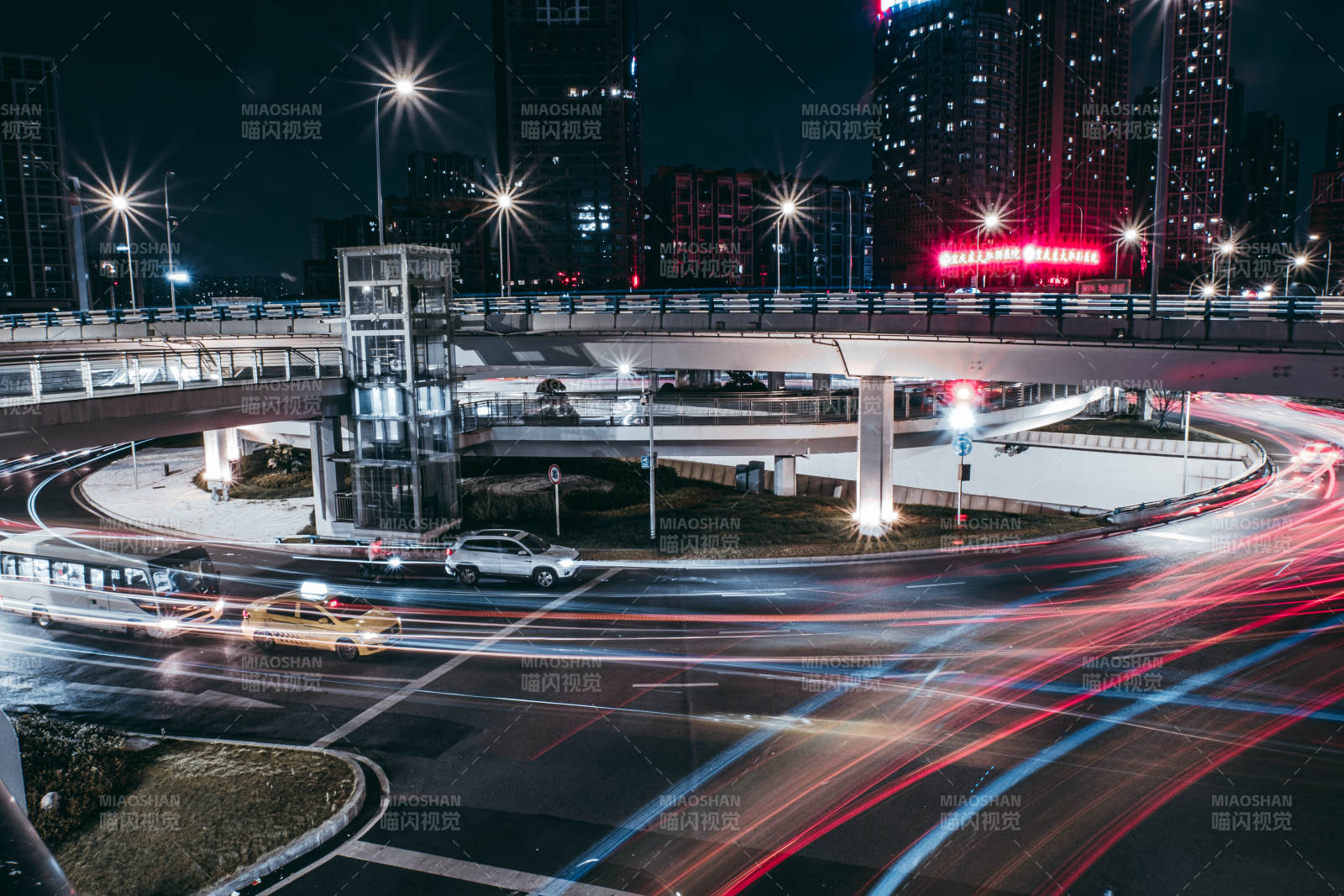 夜景城市交通流光溢彩图片