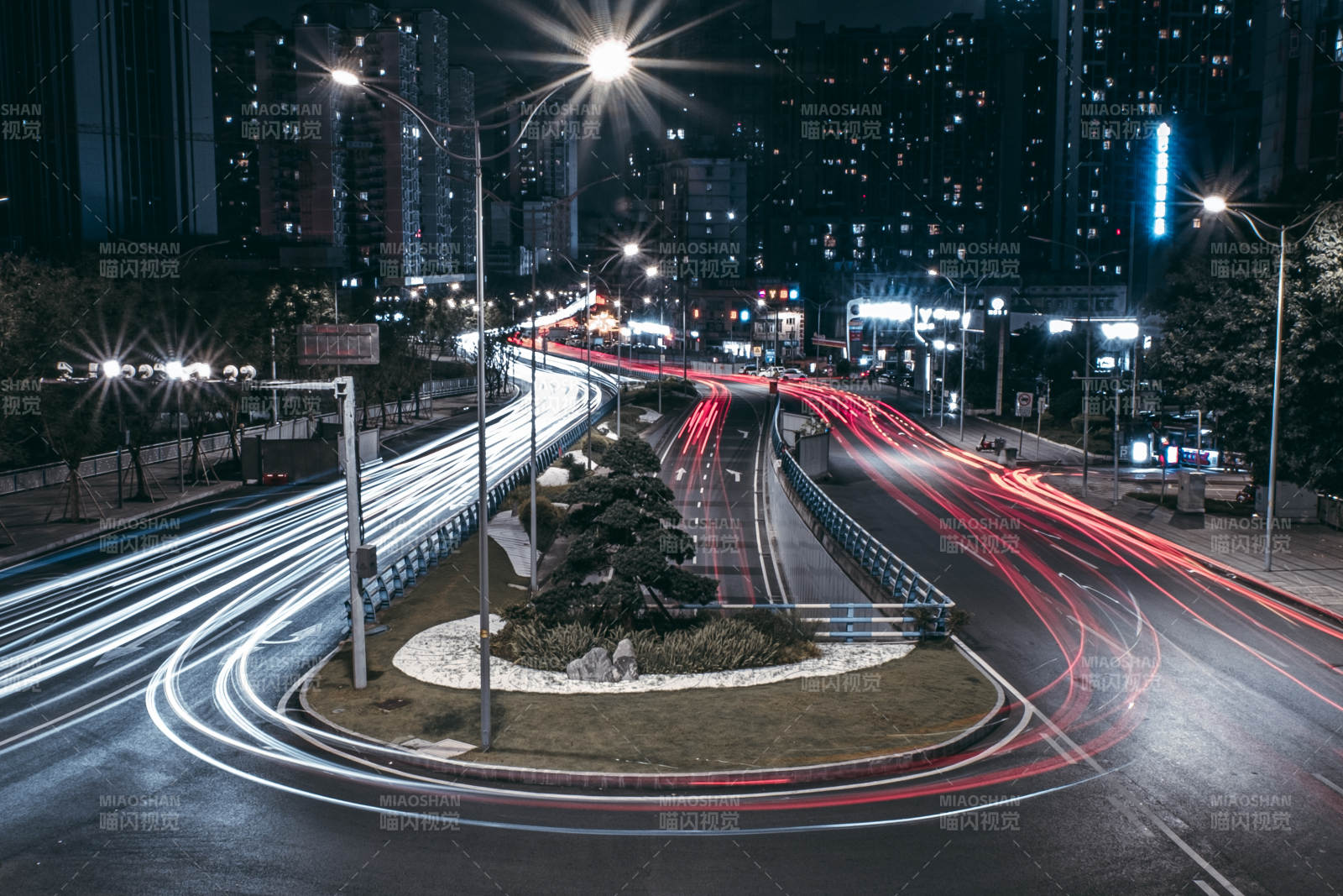 夜景车流光影交错图片