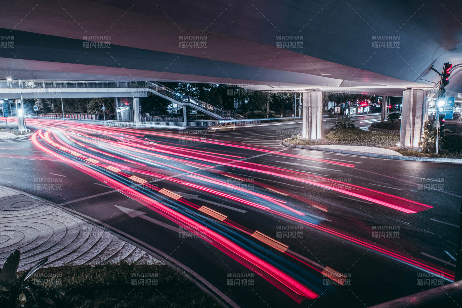 夜幕下的车流光影图片