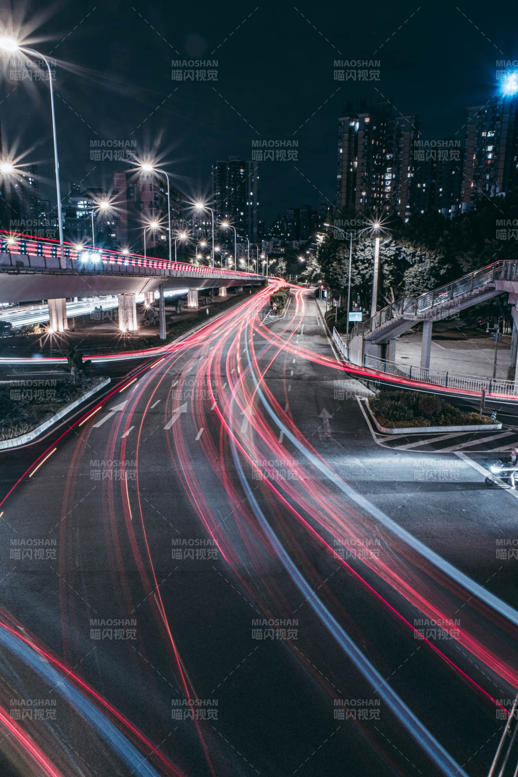 夜幕下的城市车流光影图片