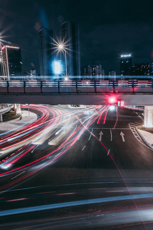 夜幕下的城市交通流光图片