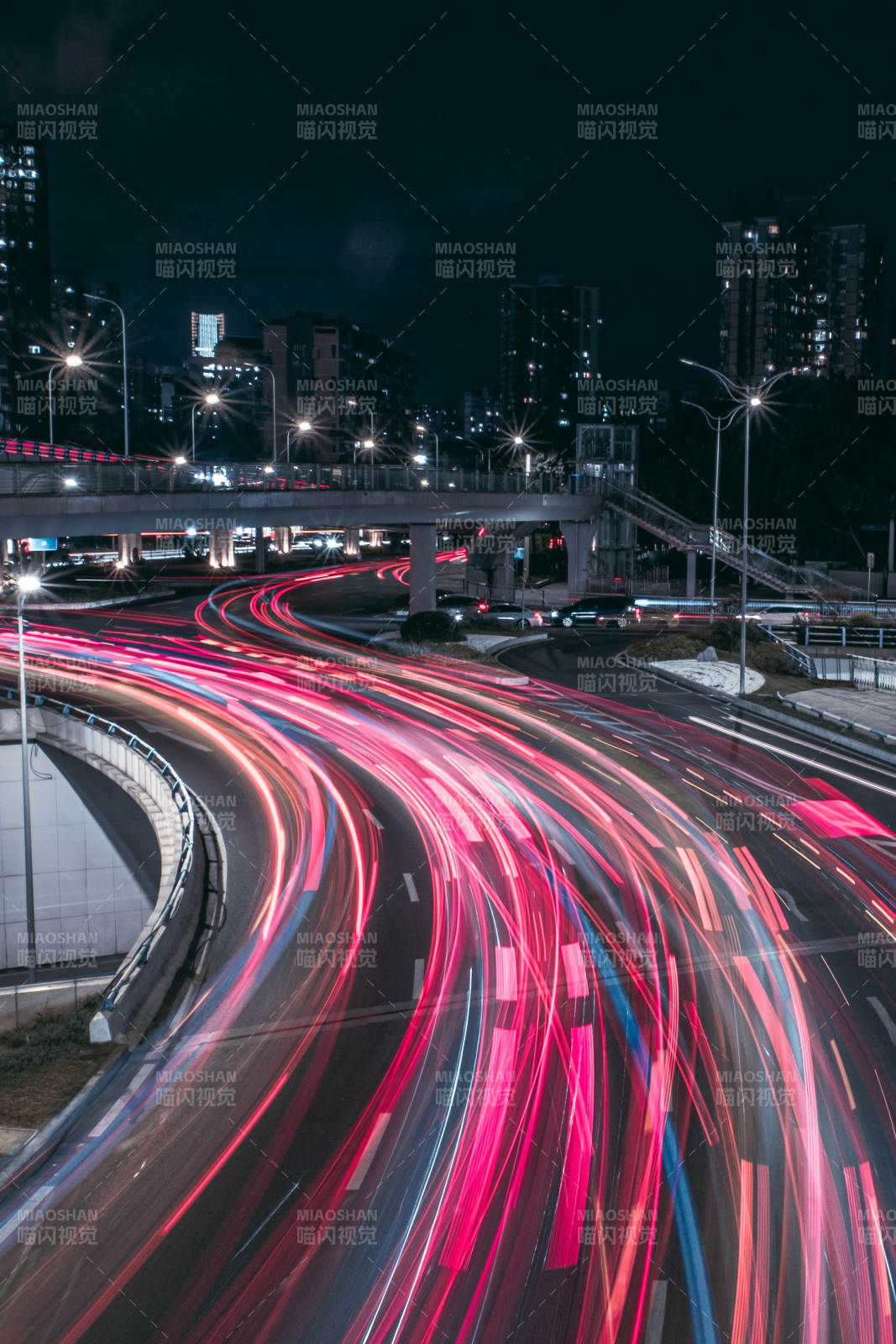 夜幕下的城市车流光影图片