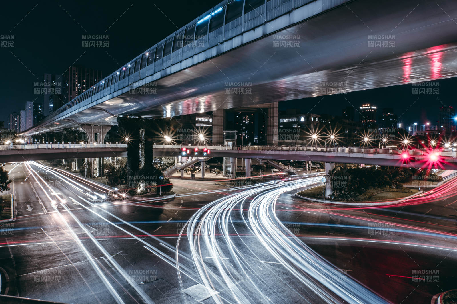 夜幕下的城市交通流光图片