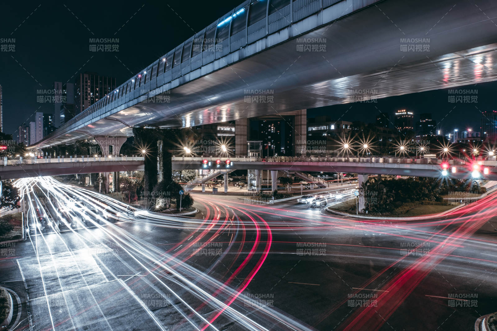 夜幕下的城市交通流光图片
