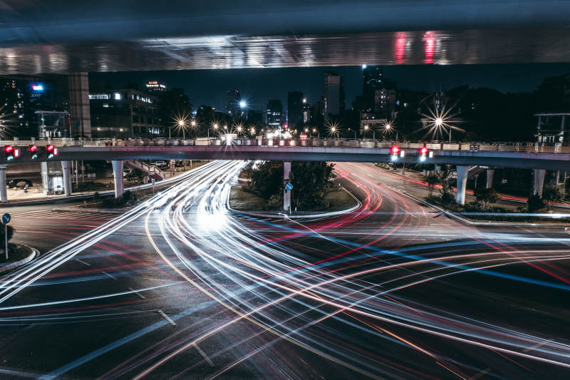 夜幕下的城市交通流光图片
