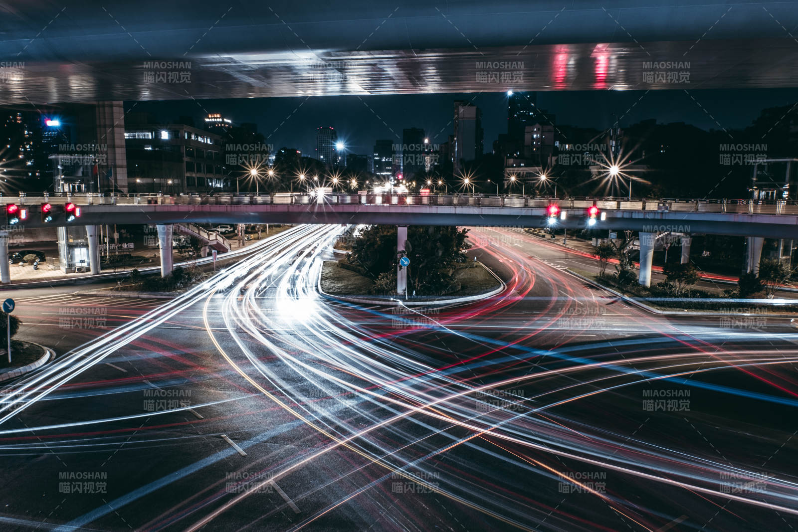 夜幕下的城市交通流光图片